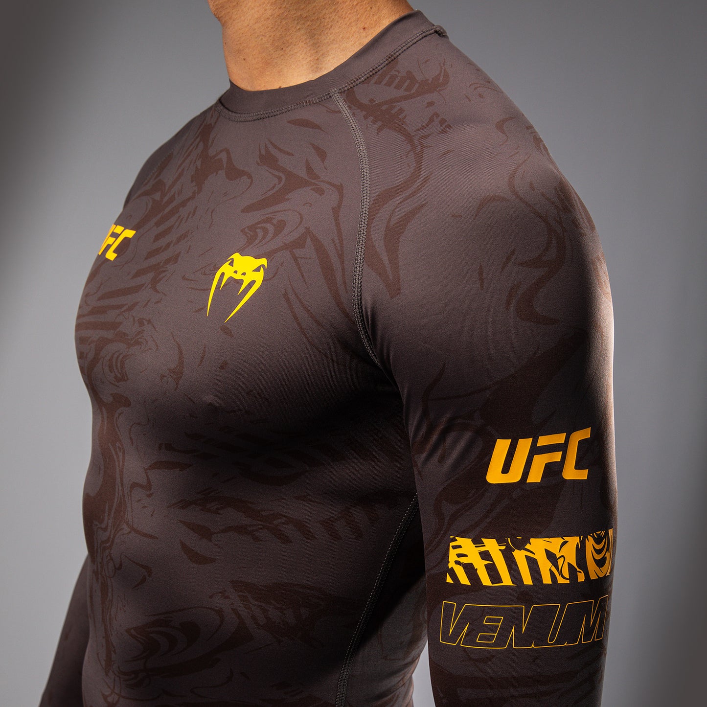 UFC Fusion by Venum Fight Week Rashguard a maniche longhe Performance - Marrone terra