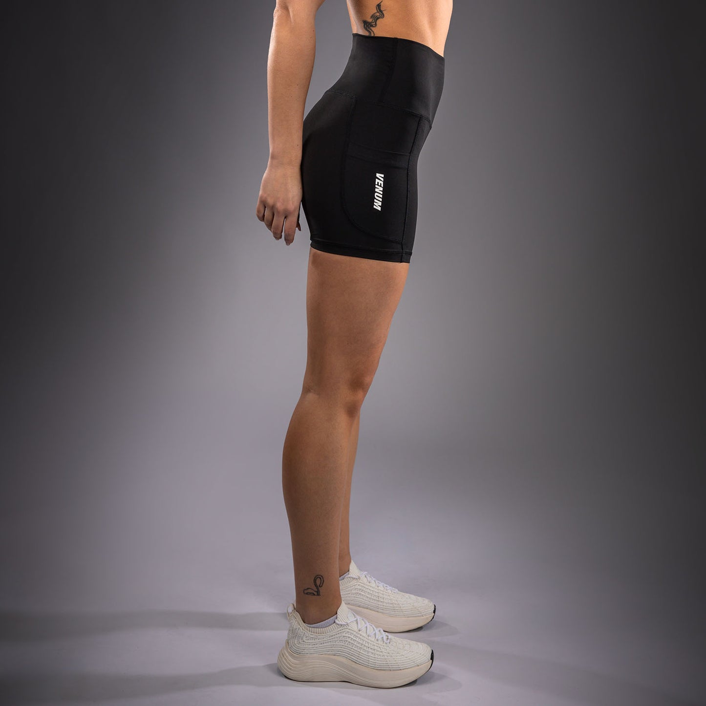 Venum Essential pantaloncini a compressione da donna - Nero
