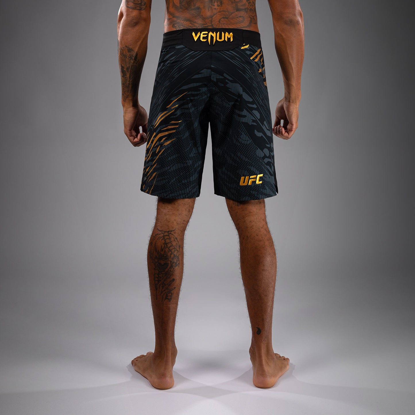 UFC Fusion by Venum Authentic Fight Night Shorts da Lotta per Uomo - Fit Largo - Champion