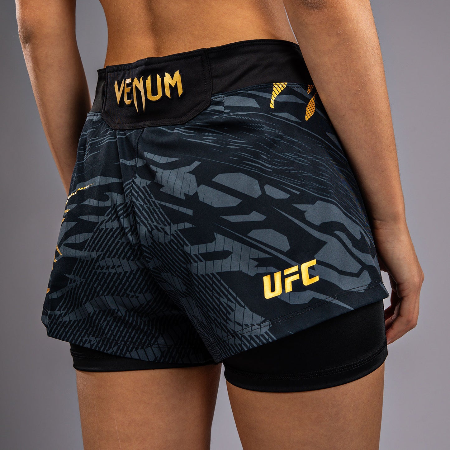 UFC Fusion by Venum Authentic Fight Night Shorts da Lotta per Donna - Champion