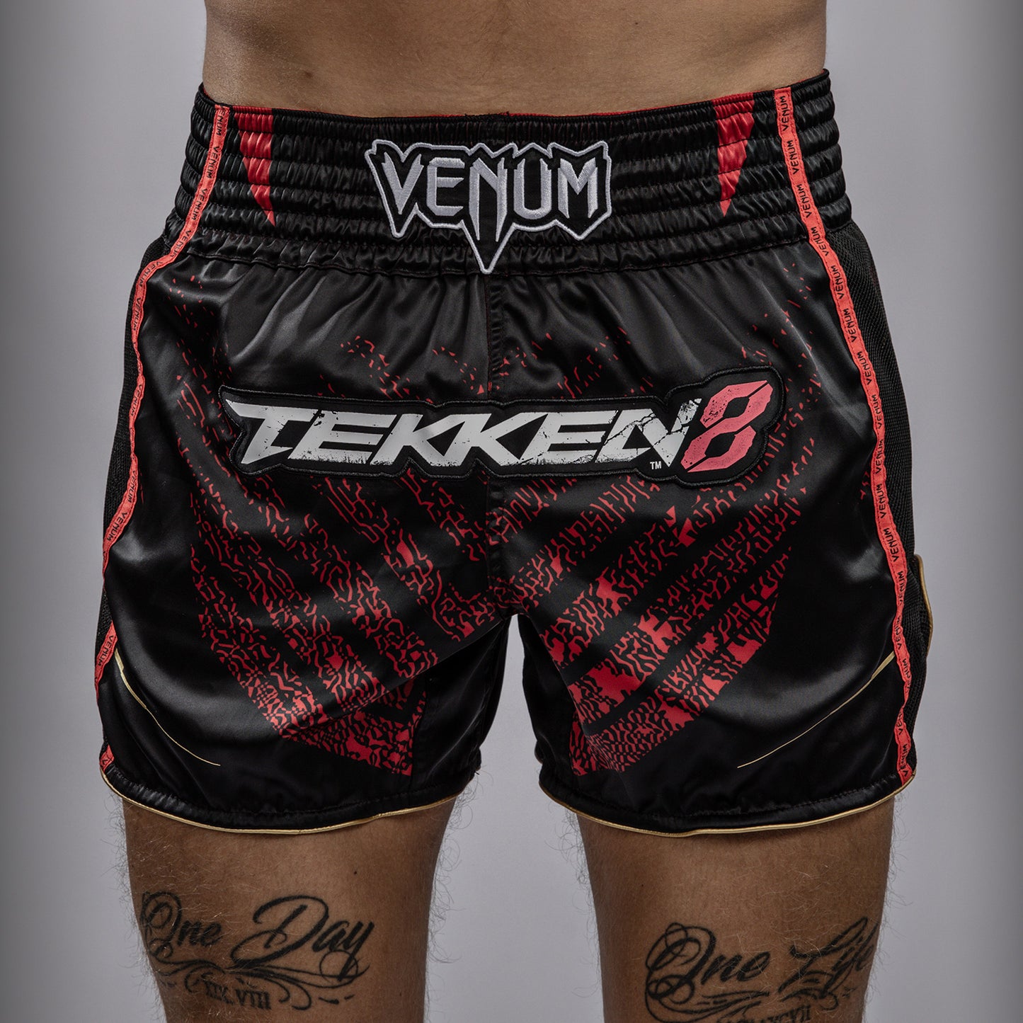 Venum x TEKKEN 8 Marshall Law Pantaloncini da Muay Thai - Nero/Rosso/Oro