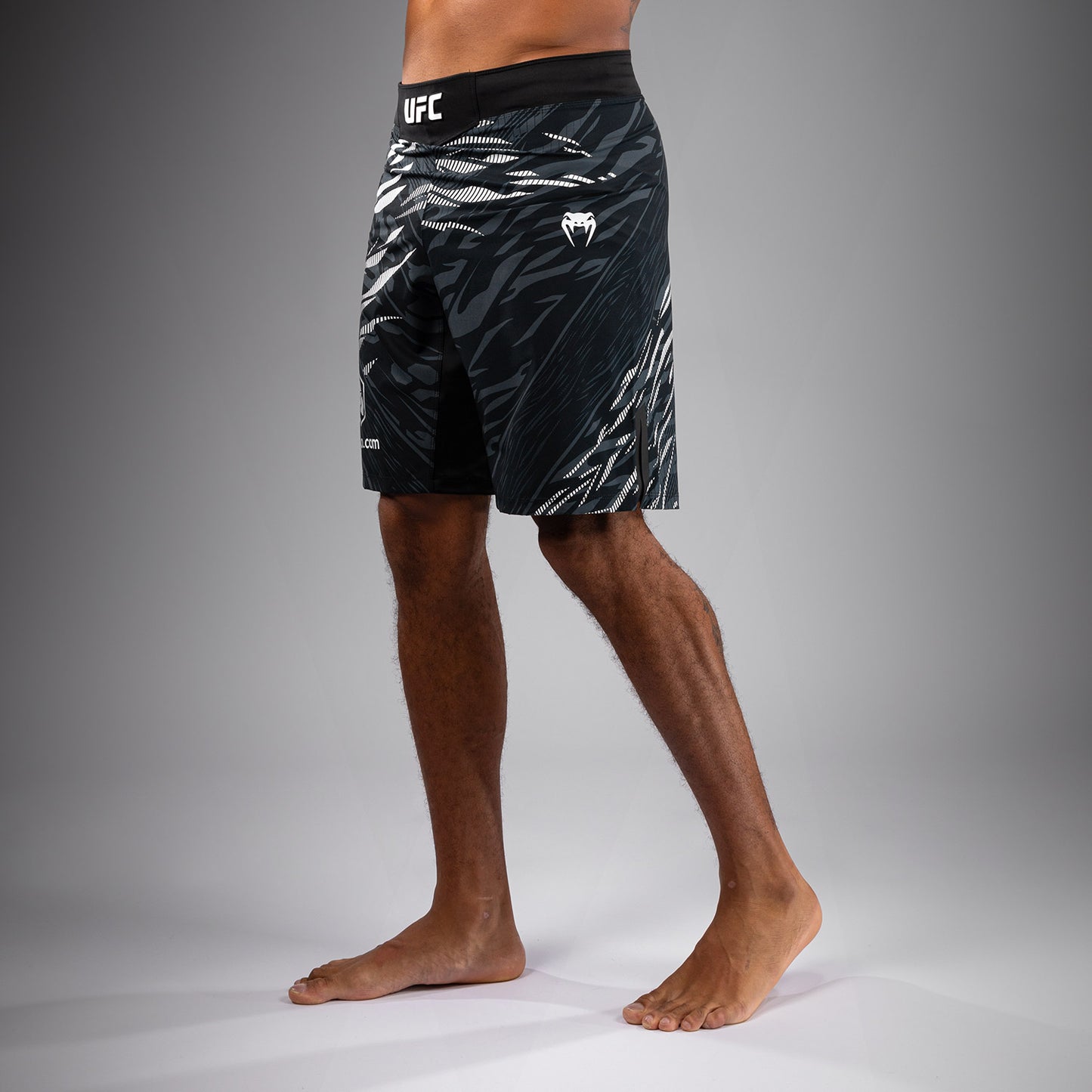 UFC Fusion by Venum Authentic Fight Night Shorts da Lotta per Uomo - Fit Largo - Nero