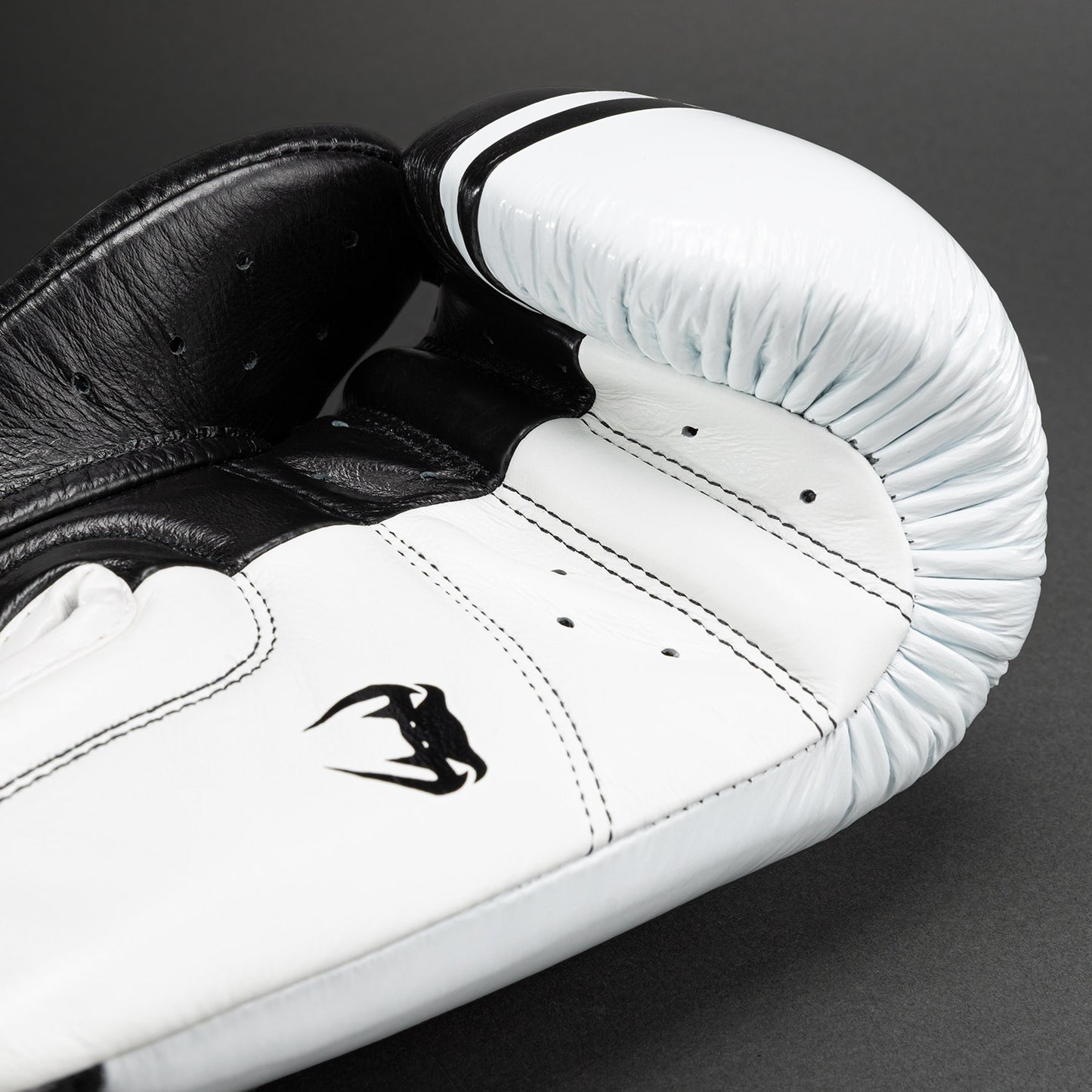 Guantoni da boxe Venum Shield Pro con chiusura in velcro - Nero/Bianco