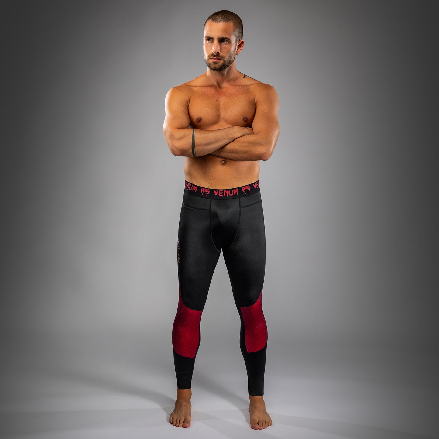 Venum x Assassin’s Creed Shadows Pantaloni da Uomo - Borgogna/Nero