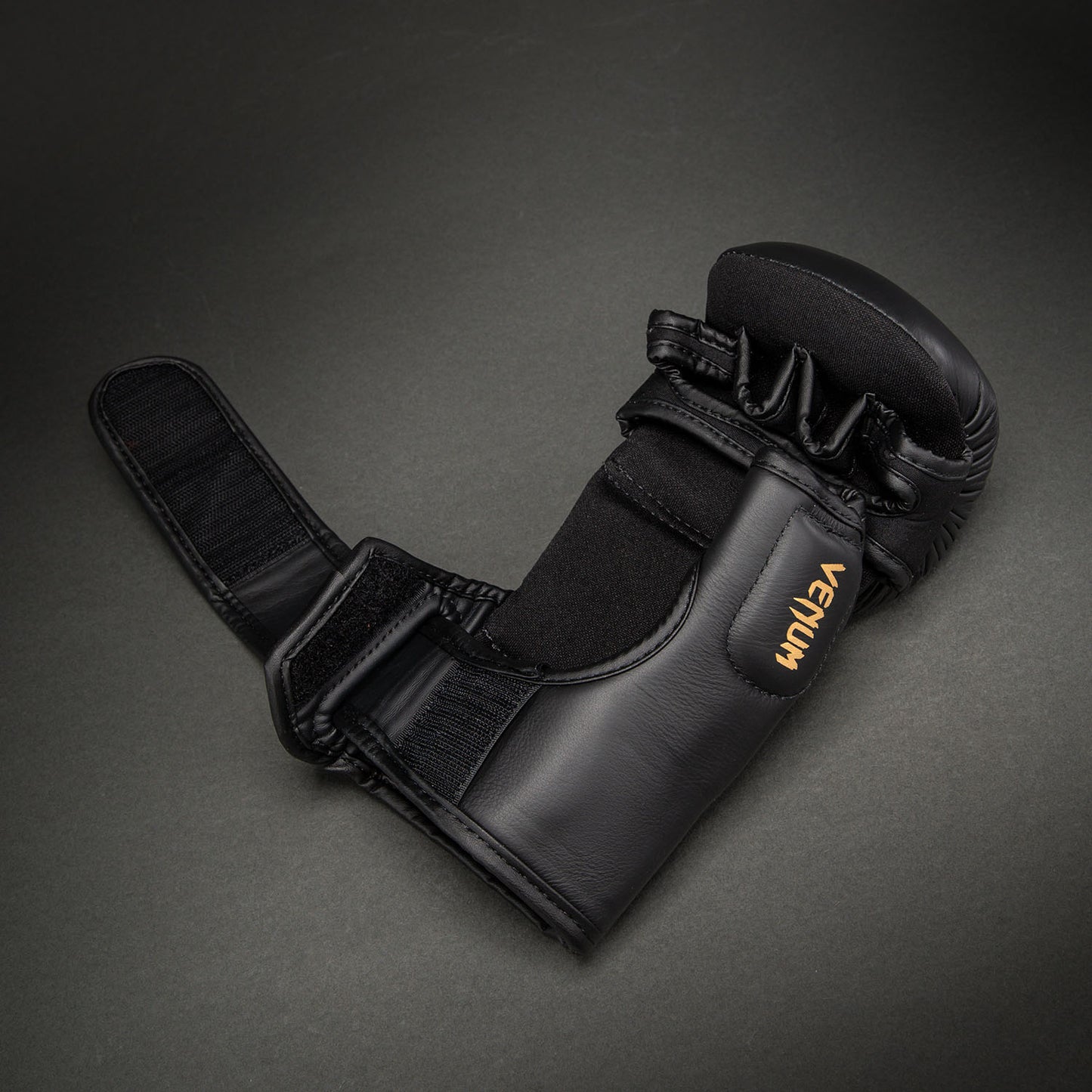 Venum Attack 2.0 Guanti da Sparring in Pelle – Nero/Oro
