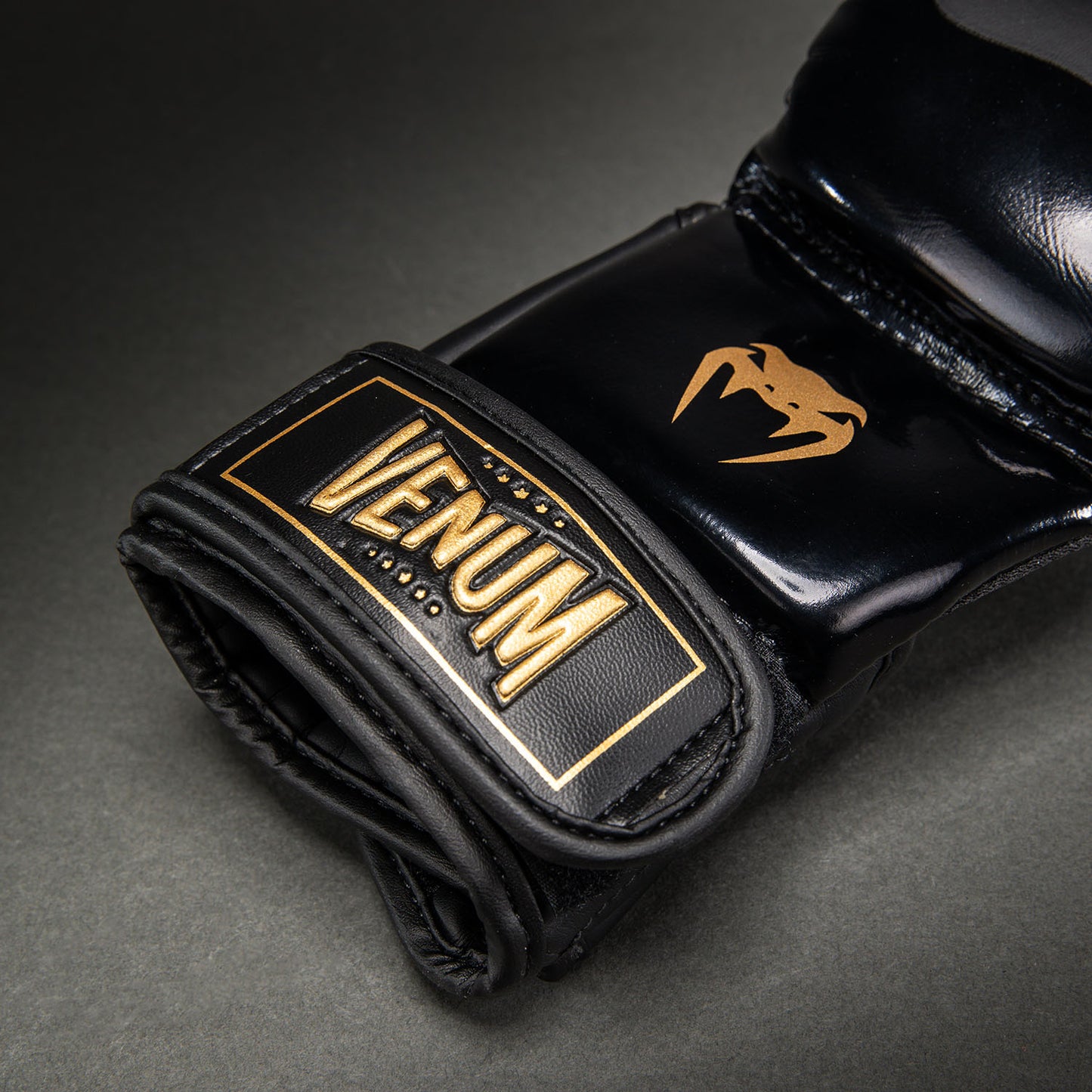 Venum Attack 2.0 Guanti da Sparring – Nero/Oro