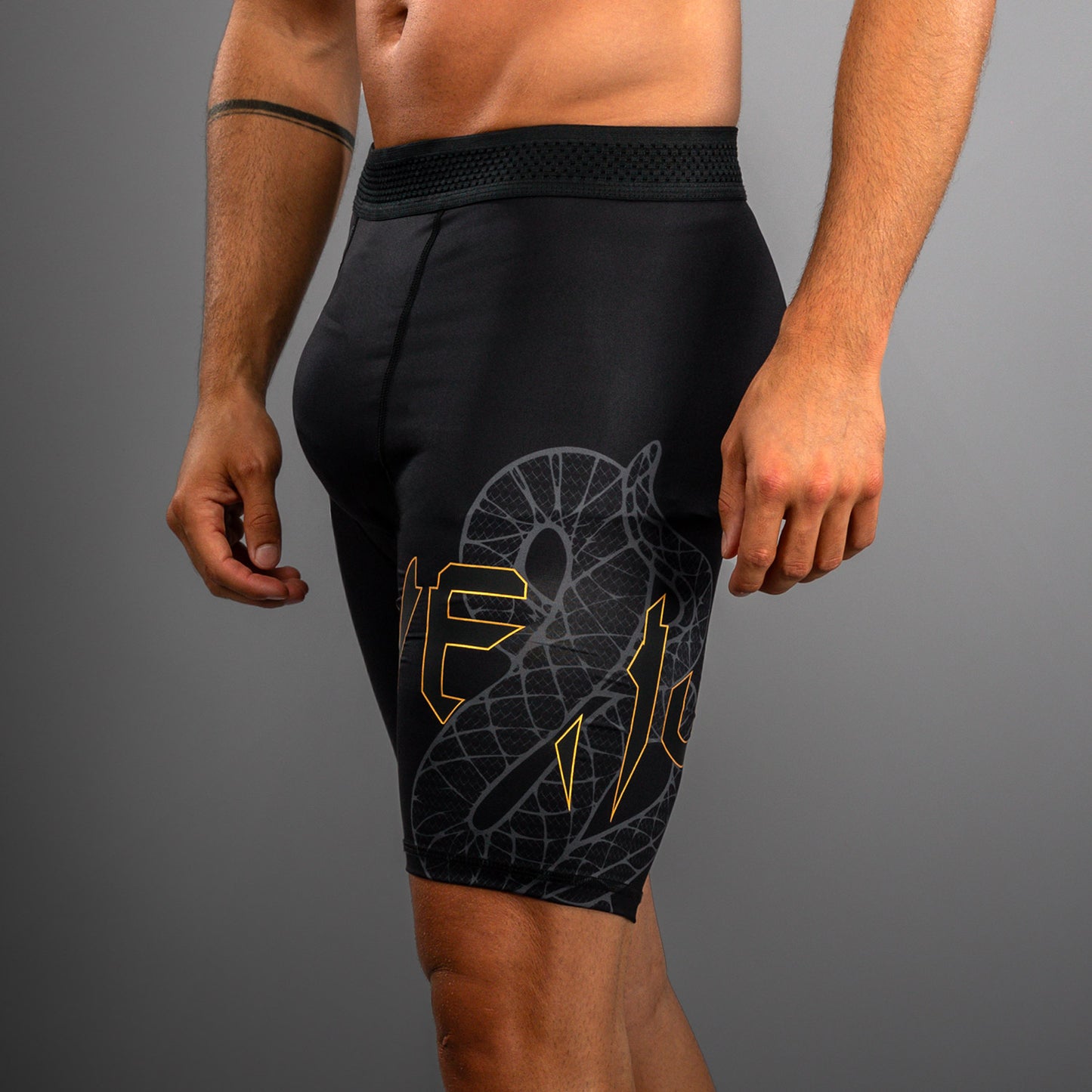 Venum Serpenti Pantaloncini Vale Tudo – Nero/Argento/Oro