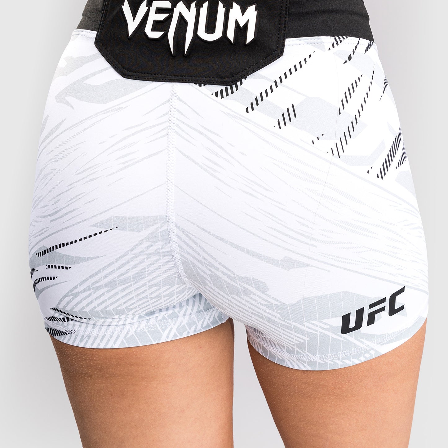 UFC Fusion by Venum Authentic Fight Night Vale Tudo Shorts per Donna - Fit Corto - Bianco