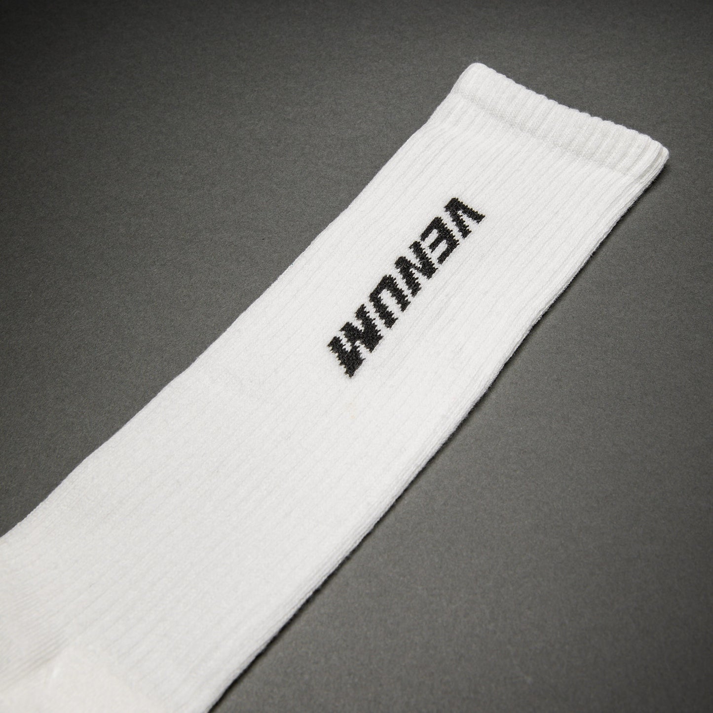 Venum Essential Calze Sopra il Polpaccio – Bianco/Nero