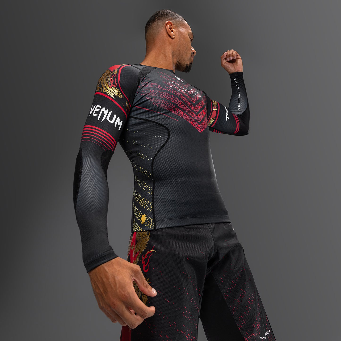 Venum x TEKKEN 8 - Marshall Law Rashguard a maniche Longhe - Nero/Rosso/Oro