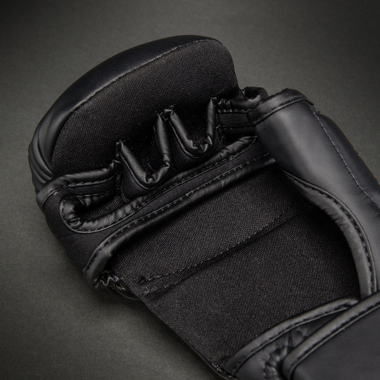Venum Attack 2.0 Guanti da Sparring – Nero/Oro