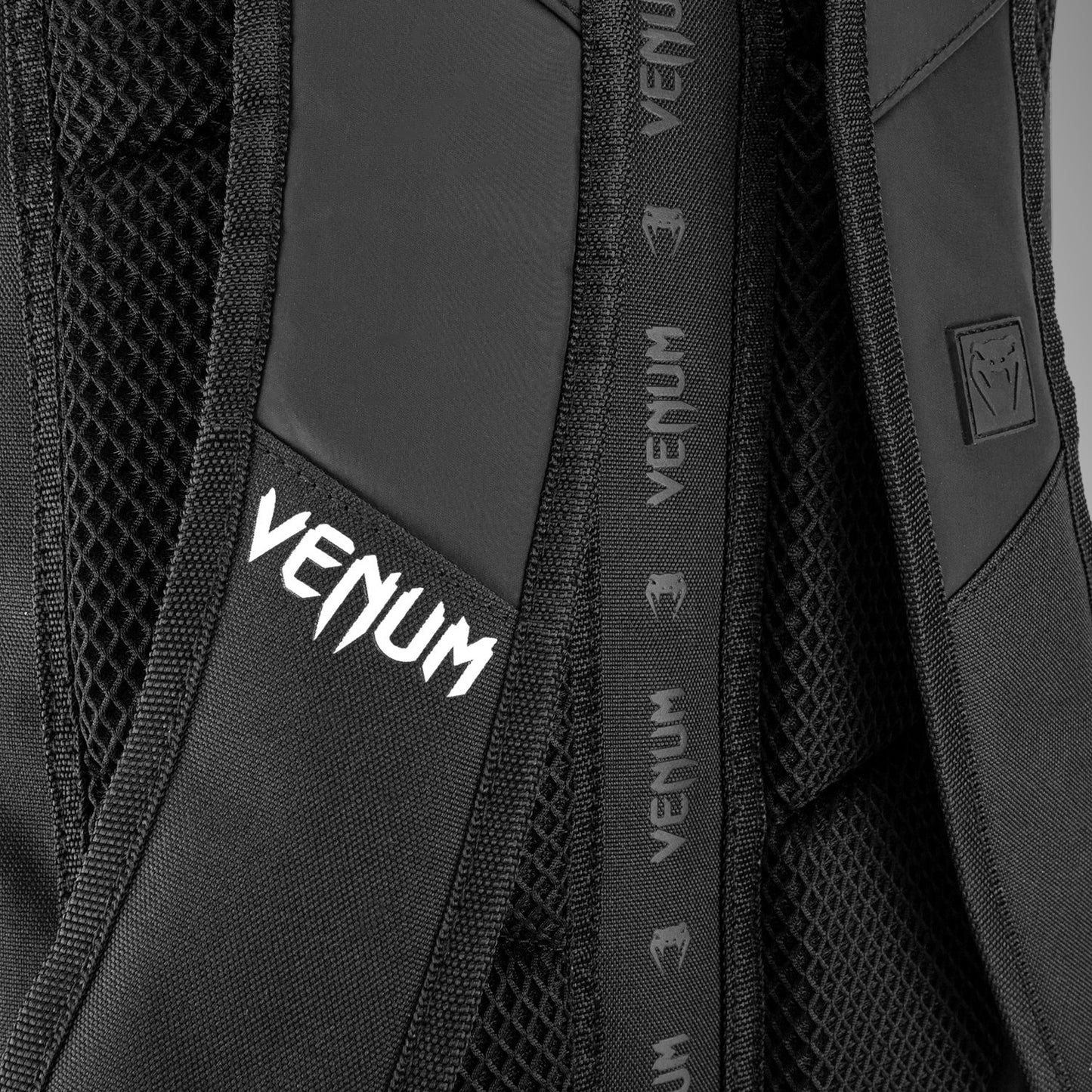 Venum Challenger Xtrem Evo Zaino (50-63L) – Nero/Bianco