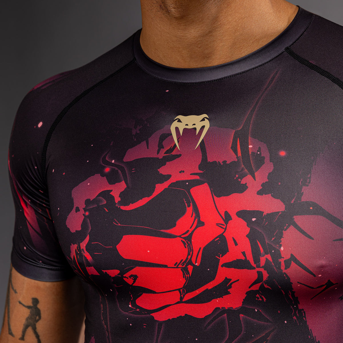 Jujutsu Kaisen x Venum Itadori Rashguard a Maniche Corte – Nero/Rosso