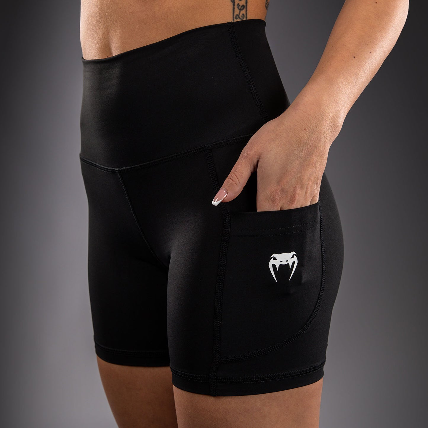 Venum Essential pantaloncini a compressione da donna - Nero