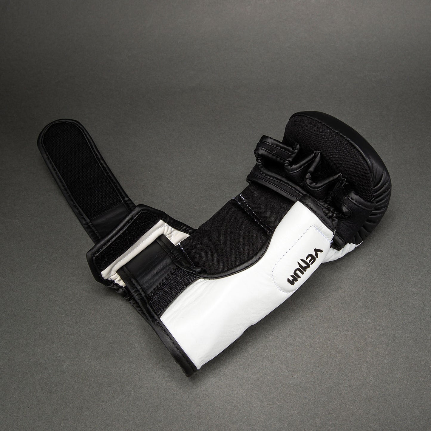 Venum Attack 2.0 Guanti da Sparring in Pelle – Nero/Bianco