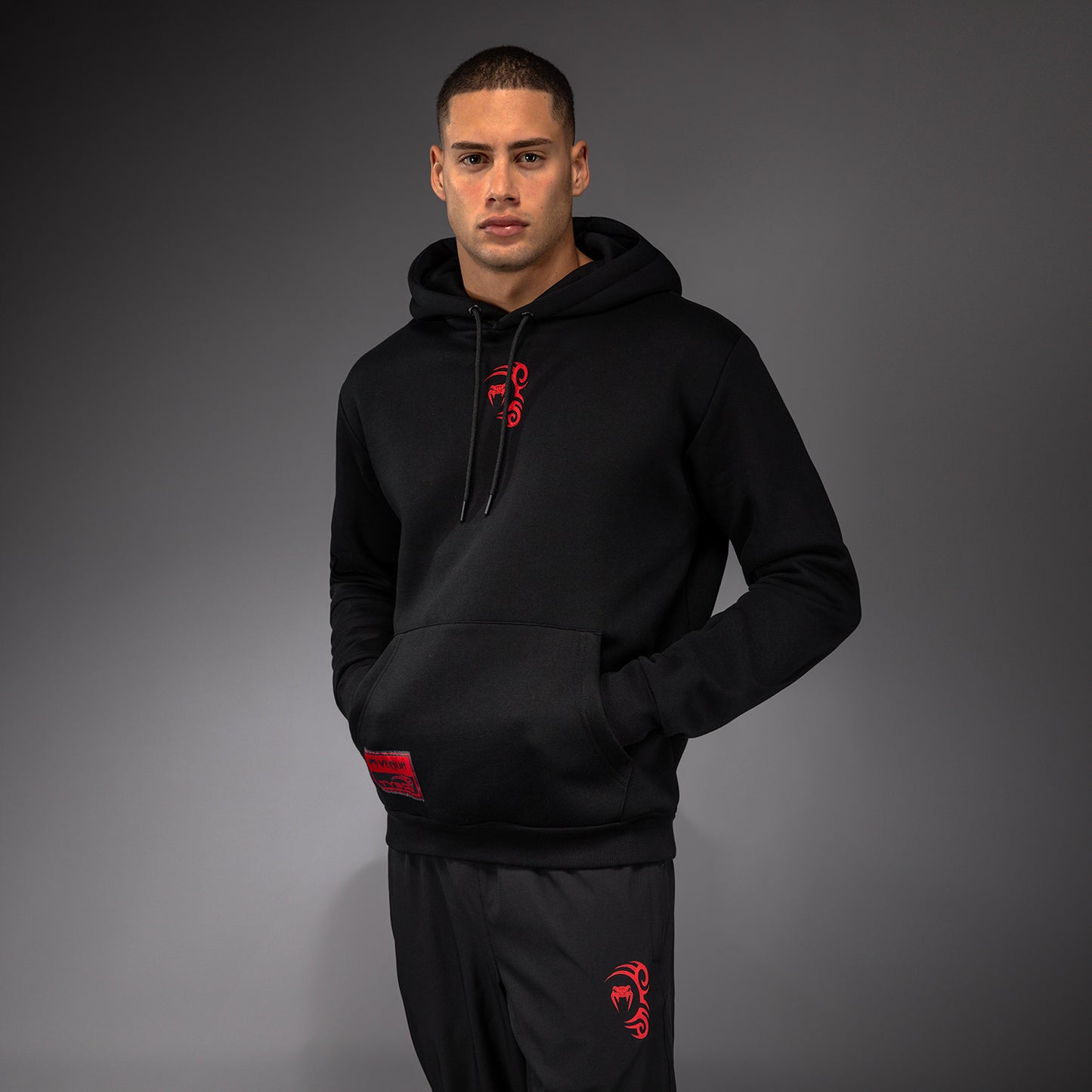 Venum x Mike Tyson Felpa con cappuccio - Nero profondo/Rosso intenso