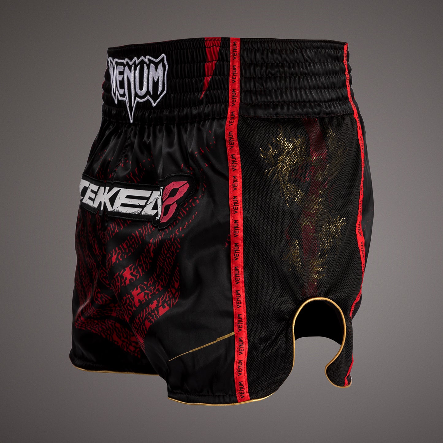 Venum x TEKKEN 8 Marshall Law Pantaloncini da Muay Thai - Nero/Rosso/Oro