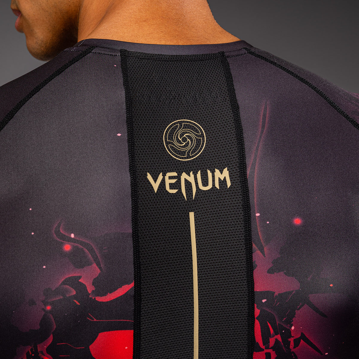 Jujutsu Kaisen x Venum Itadori Rashguard a Maniche Corte – Nero/Rosso