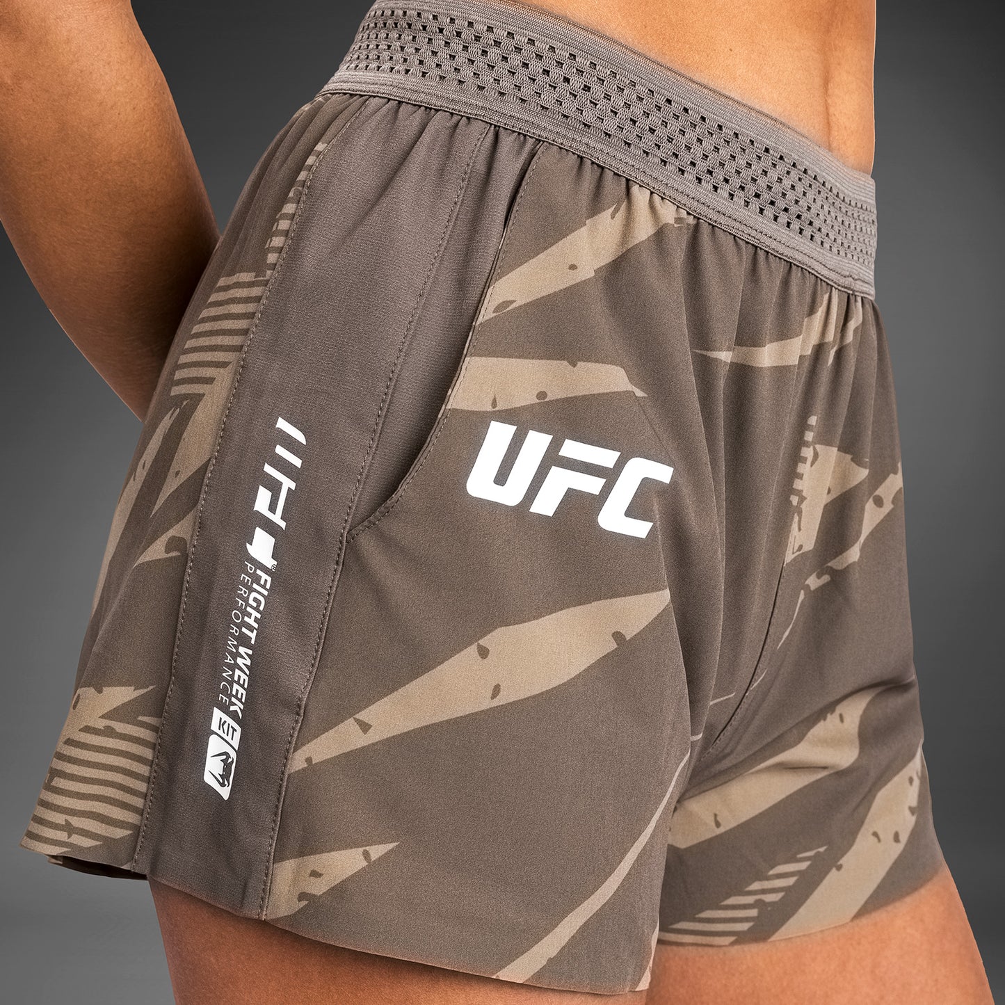 UFC Adrenaline by Venum Fight Week Pantaloncini da performance per Donna - Desert Camo