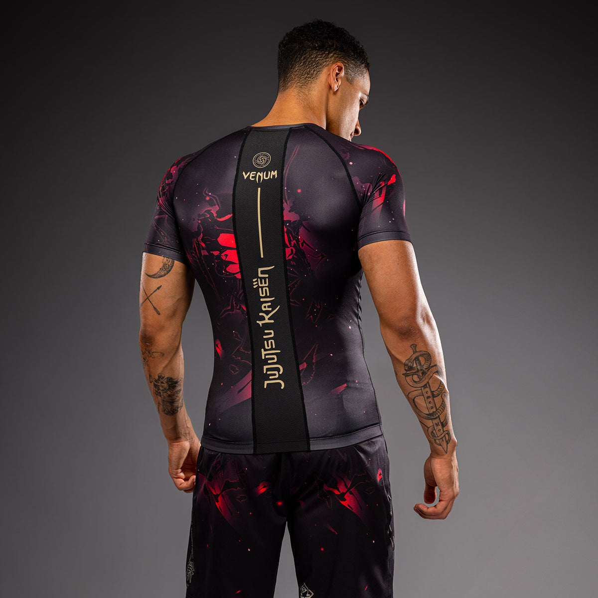 Jujutsu Kaisen x Venum Itadori Rashguard a Maniche Corte – Nero/Rosso