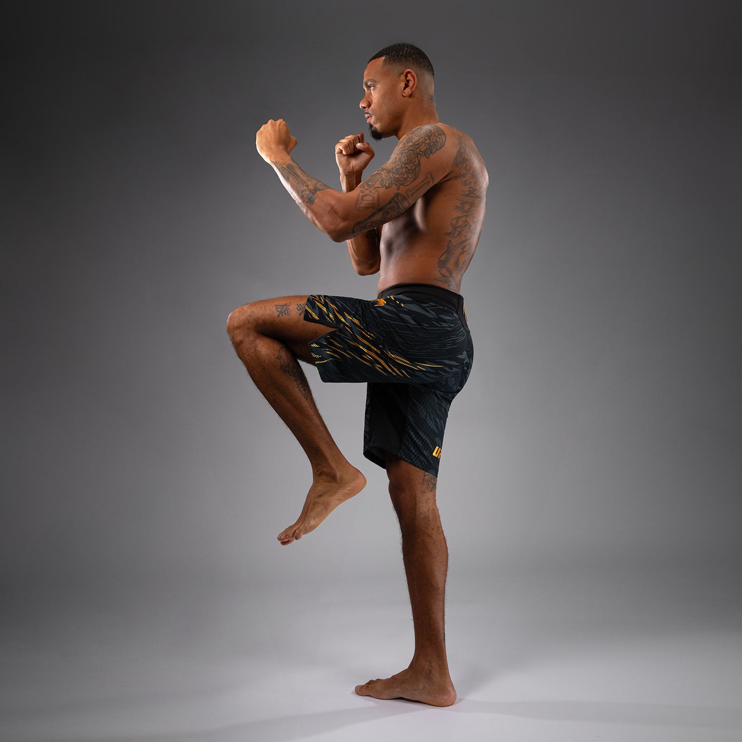 UFC Fusion by Venum Authentic Fight Night Shorts da Lotta per Uomo - Fit Largo - Champion