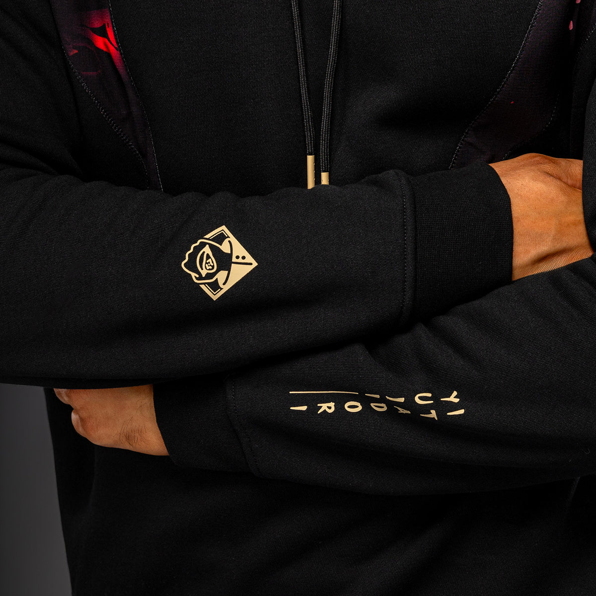 Jujutsu Kaisen x Venum Itadori Felpa con Cappuccio Itadori – Nero/Rosso