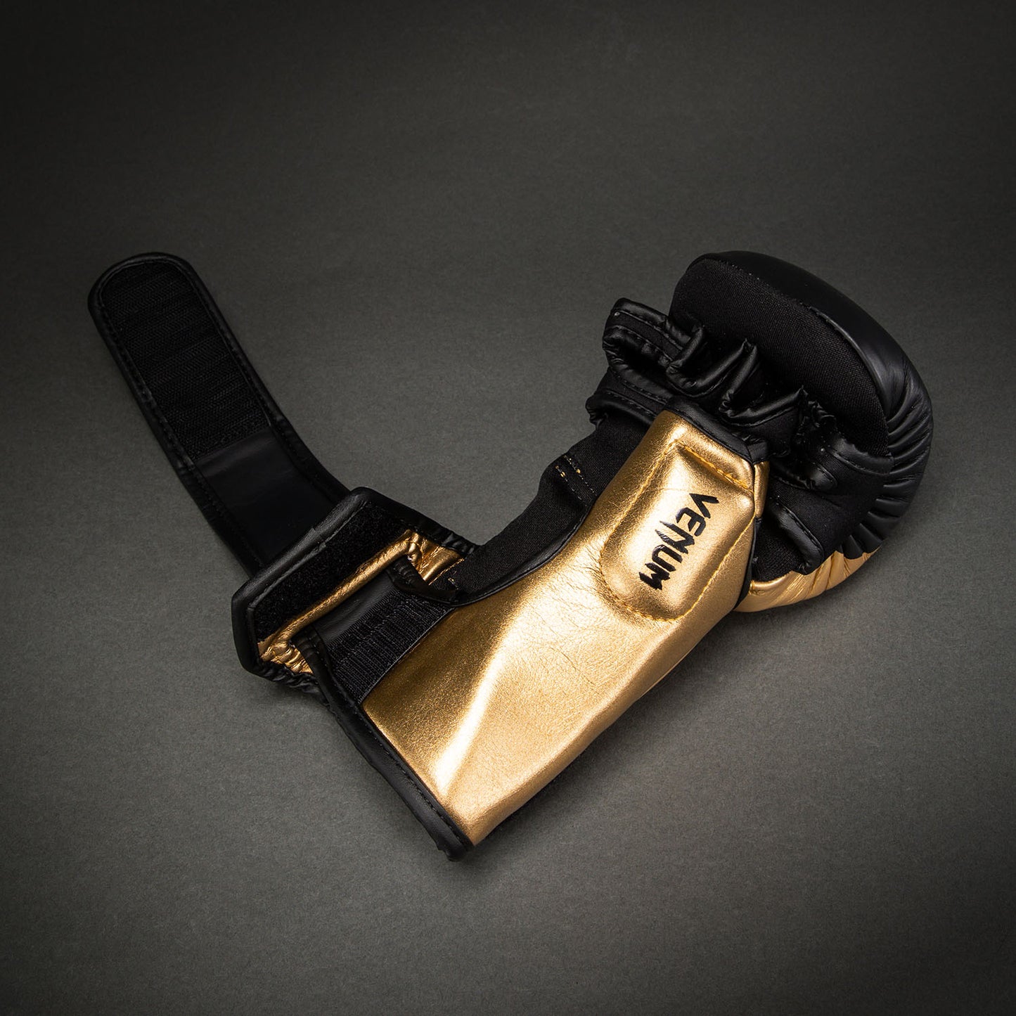 Venum Attack 2.0 Guanti da Sparring in Pelle – Oro/Nero