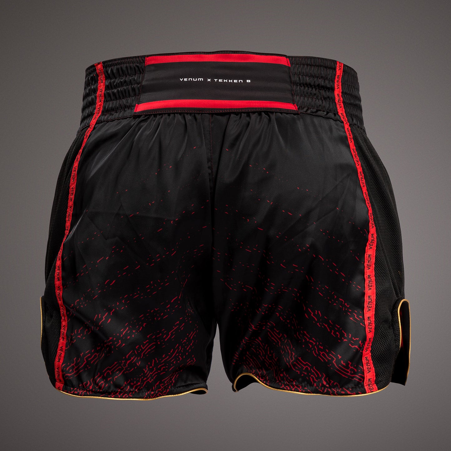 Venum x TEKKEN 8 Marshall Law Pantaloncini da Muay Thai - Nero/Rosso/Oro