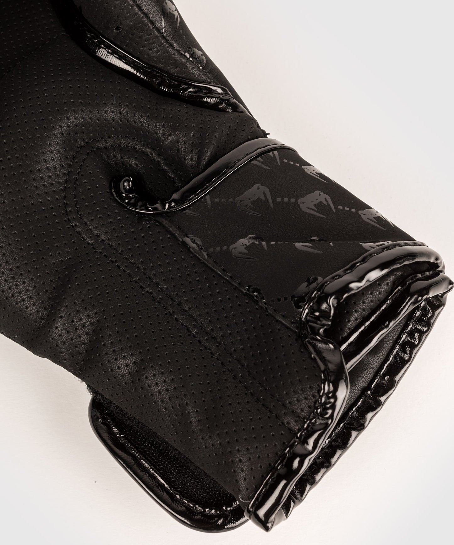 Guantoni da boxe Impact Monogram Venum – Nero/Oro rosa