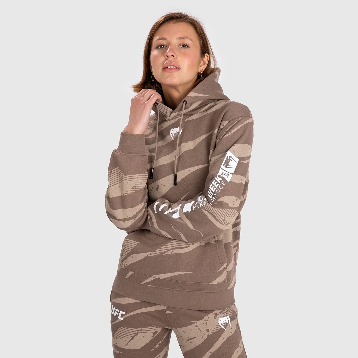 UFC Adrenaline by Venum Fight Week Felpa Con Cappuccio per Donna - Desert Camo