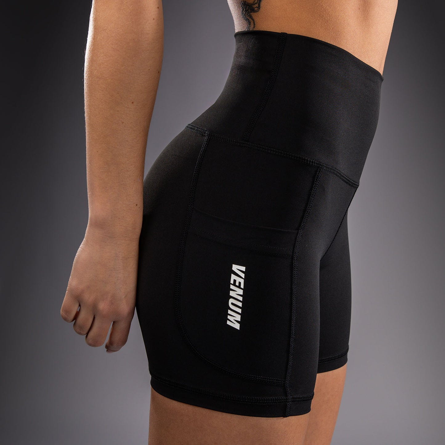 Venum Essential pantaloncini a compressione da donna - Nero