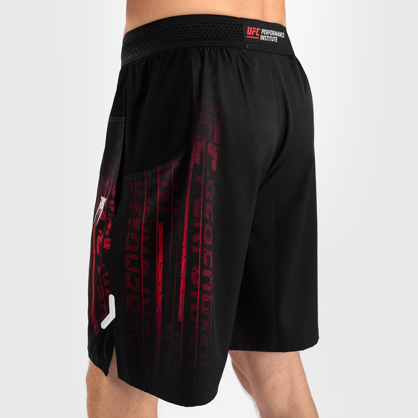 UFC Venum Performance Institute 2.0 Pantaloncini da uomo - Nero/Rosso