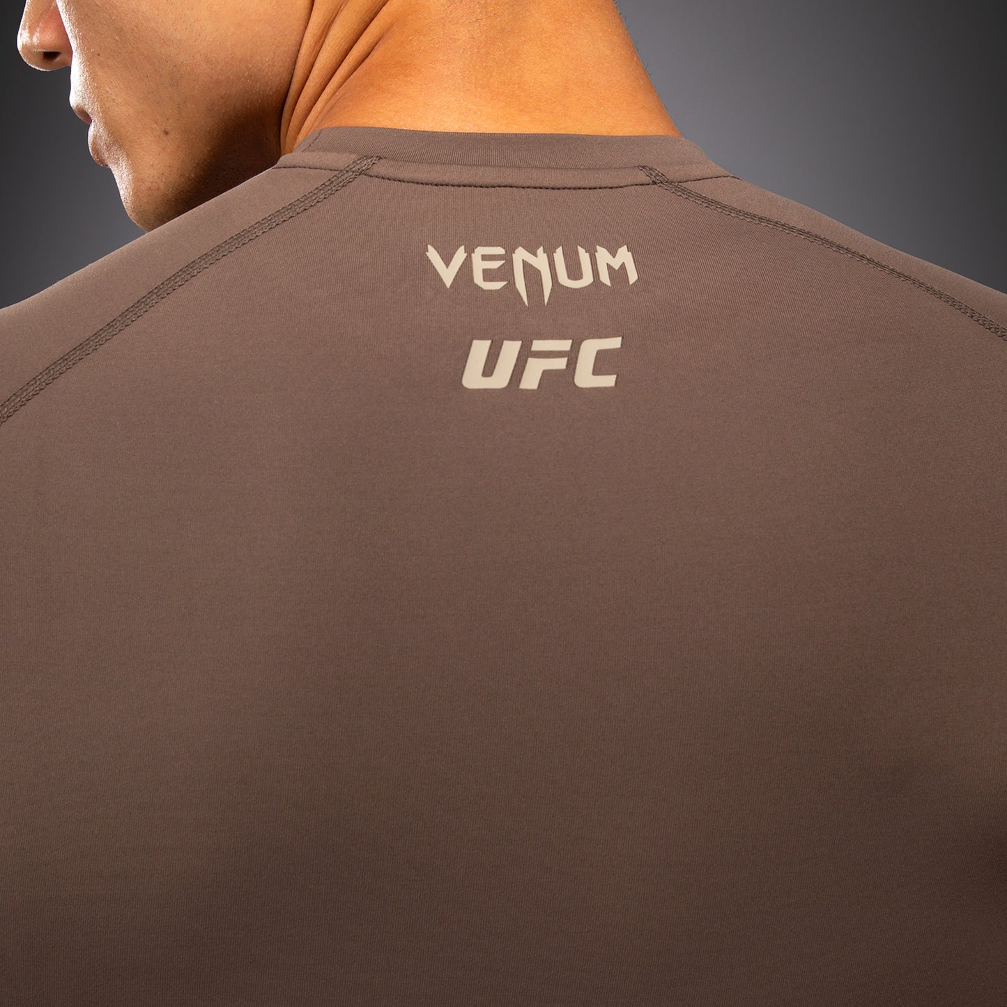 Venum UFC Unity by Venum Authentic Fight Week Rashguard Tecnica a Maniche Lunghe da Uomo - Marrone