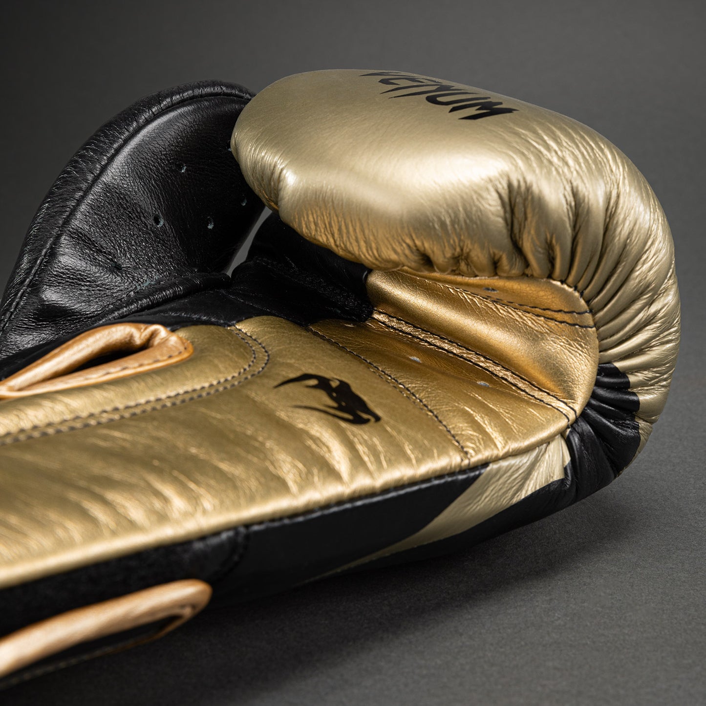 Guantoni da boxe Venum Hammer Pro con chiusura in velcro - Nero/Oro