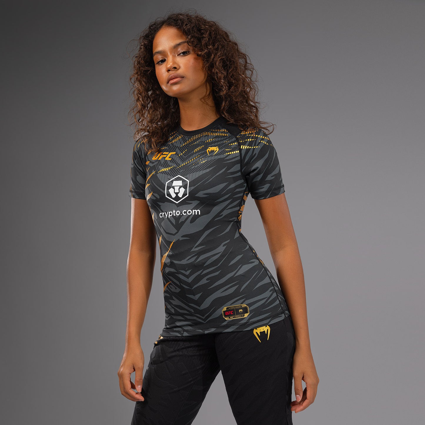 UFC Fusion by Venum Authentic Fight Night Rashguard a Manica Corta Performance per Donna - Champion