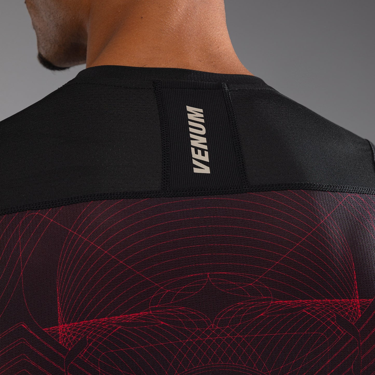 Venum G-Fit Air Rashguard a maniche Corte - Nero Profondo/Rosso Fuoco