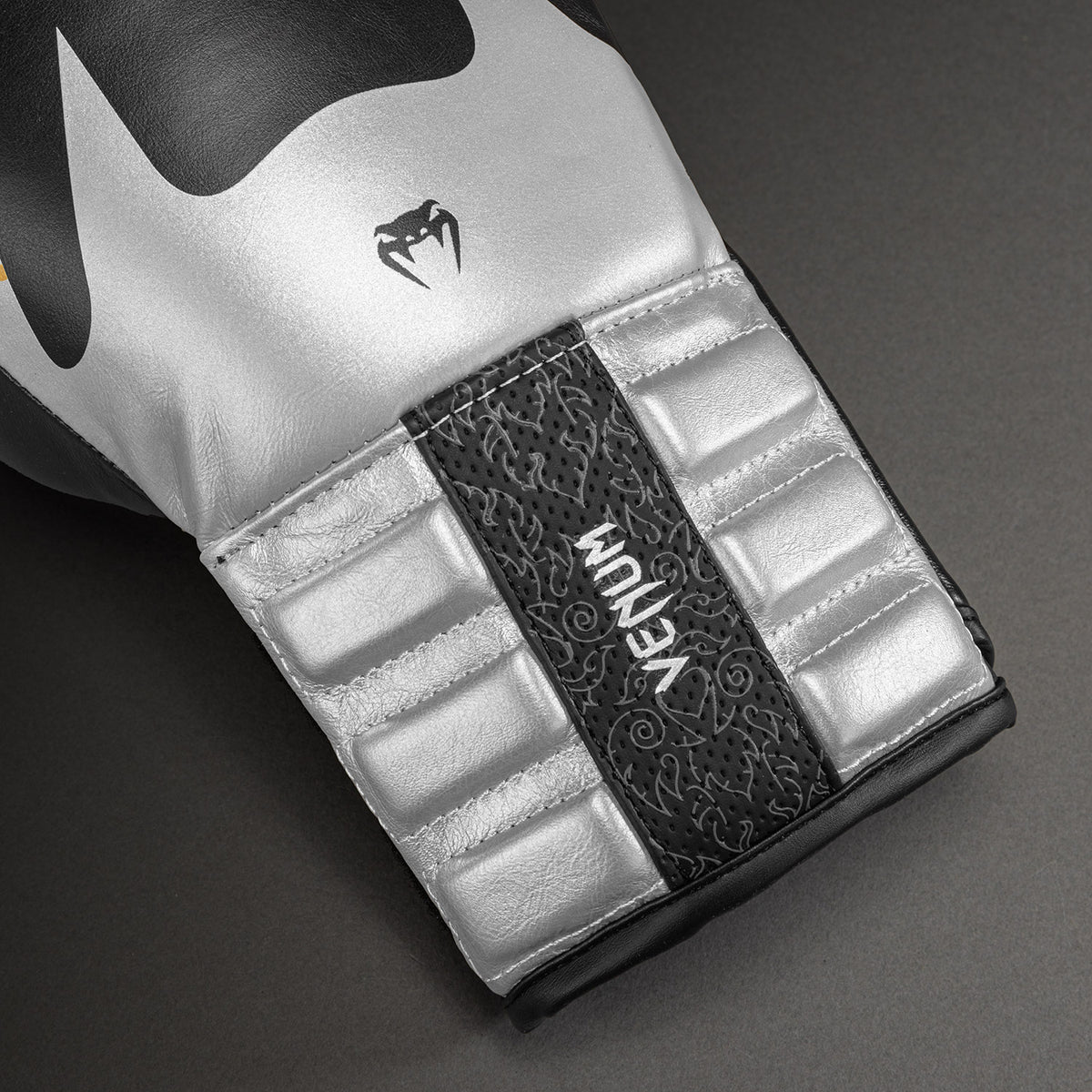 Venum Reverso Guanti da Boxe – Nero/Argento