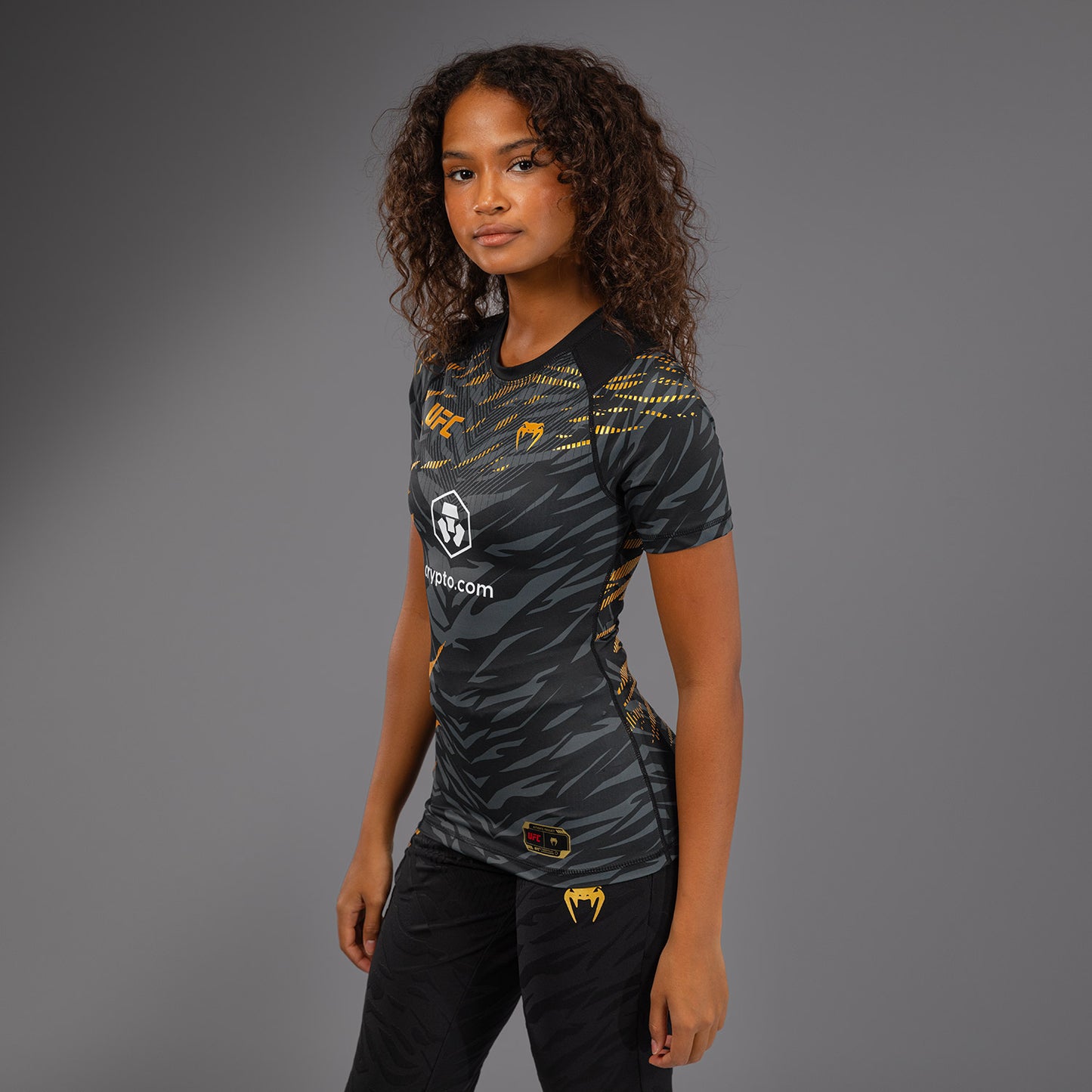 UFC Fusion by Venum Authentic Fight Night Rashguard a Manica Corta Performance per Donna - Champion