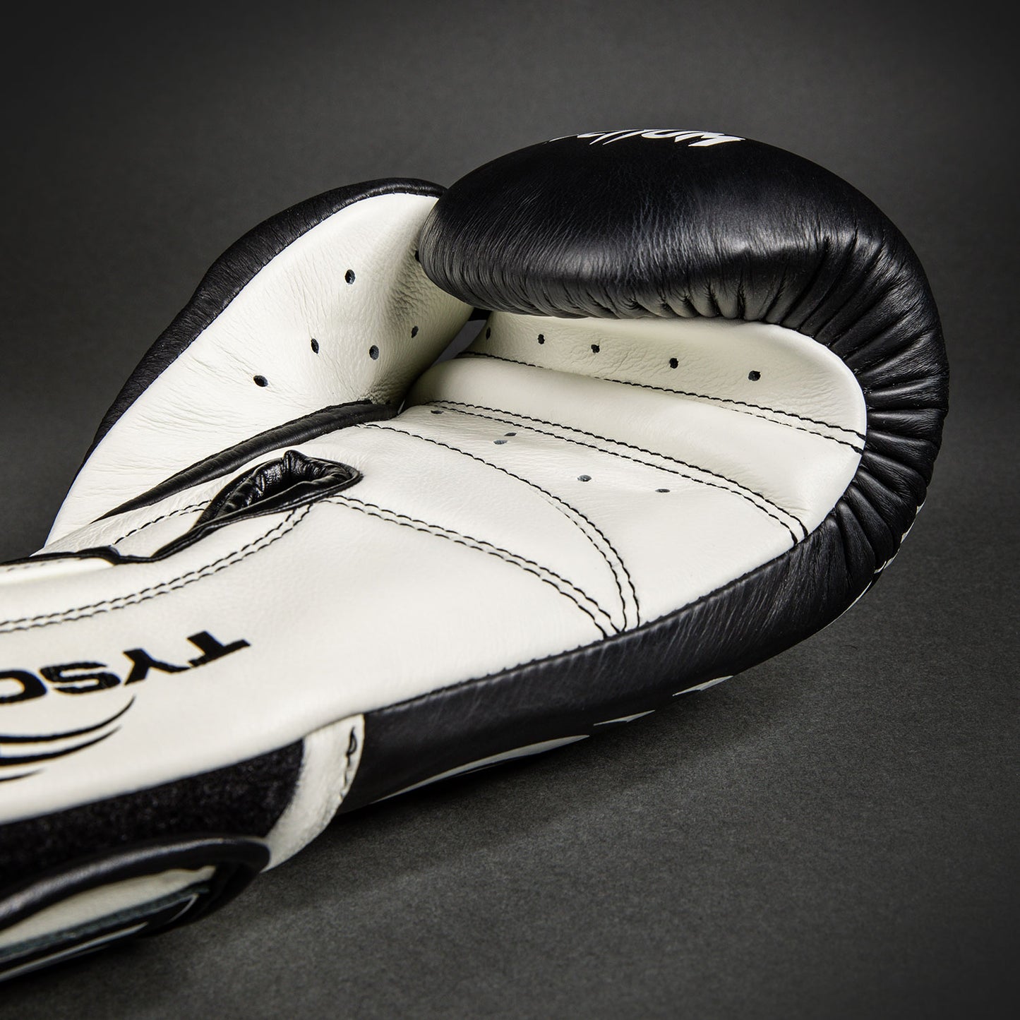 Venum Giant 2.0 Mike Tyson Pro Guanti da boxe - Nero Profondo/Bianco Ottico