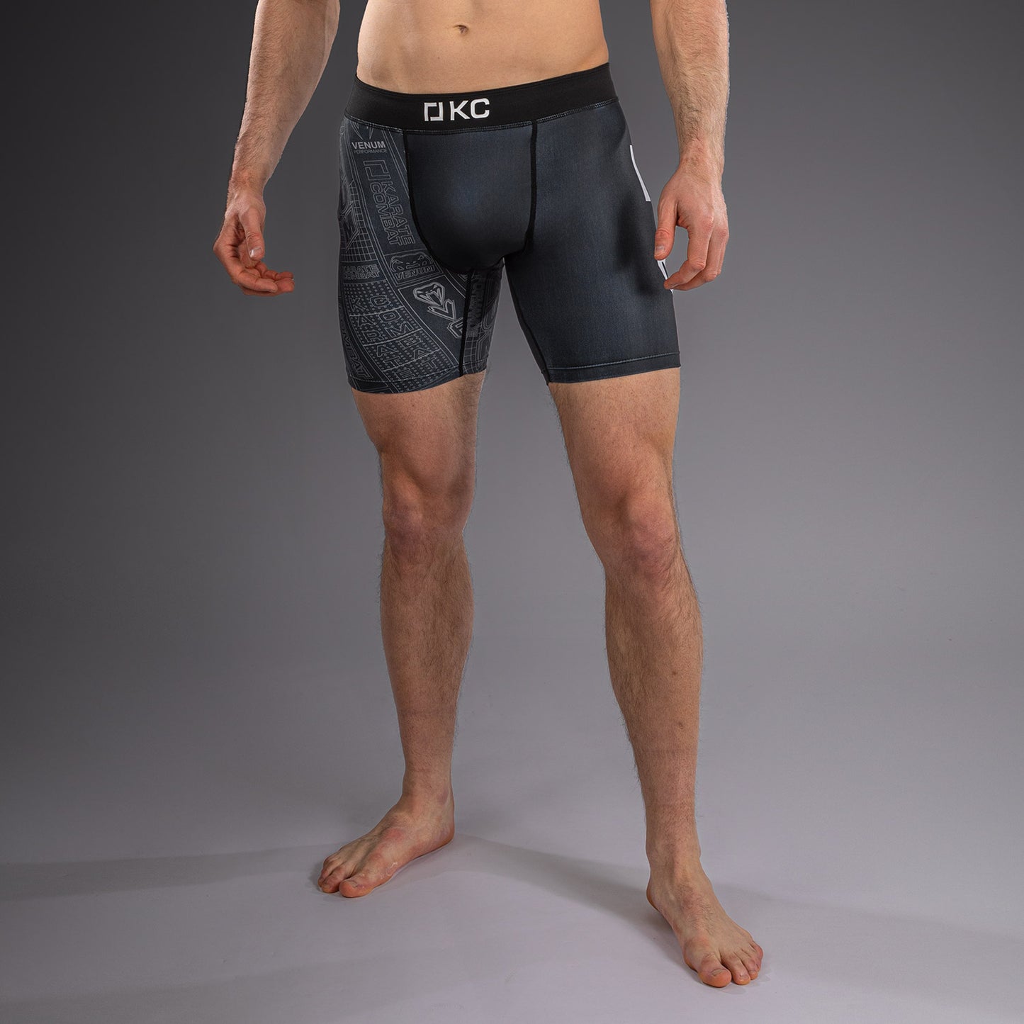 Karate Combat by Venum Pantaloncini a Compressione – Nero/Grigio