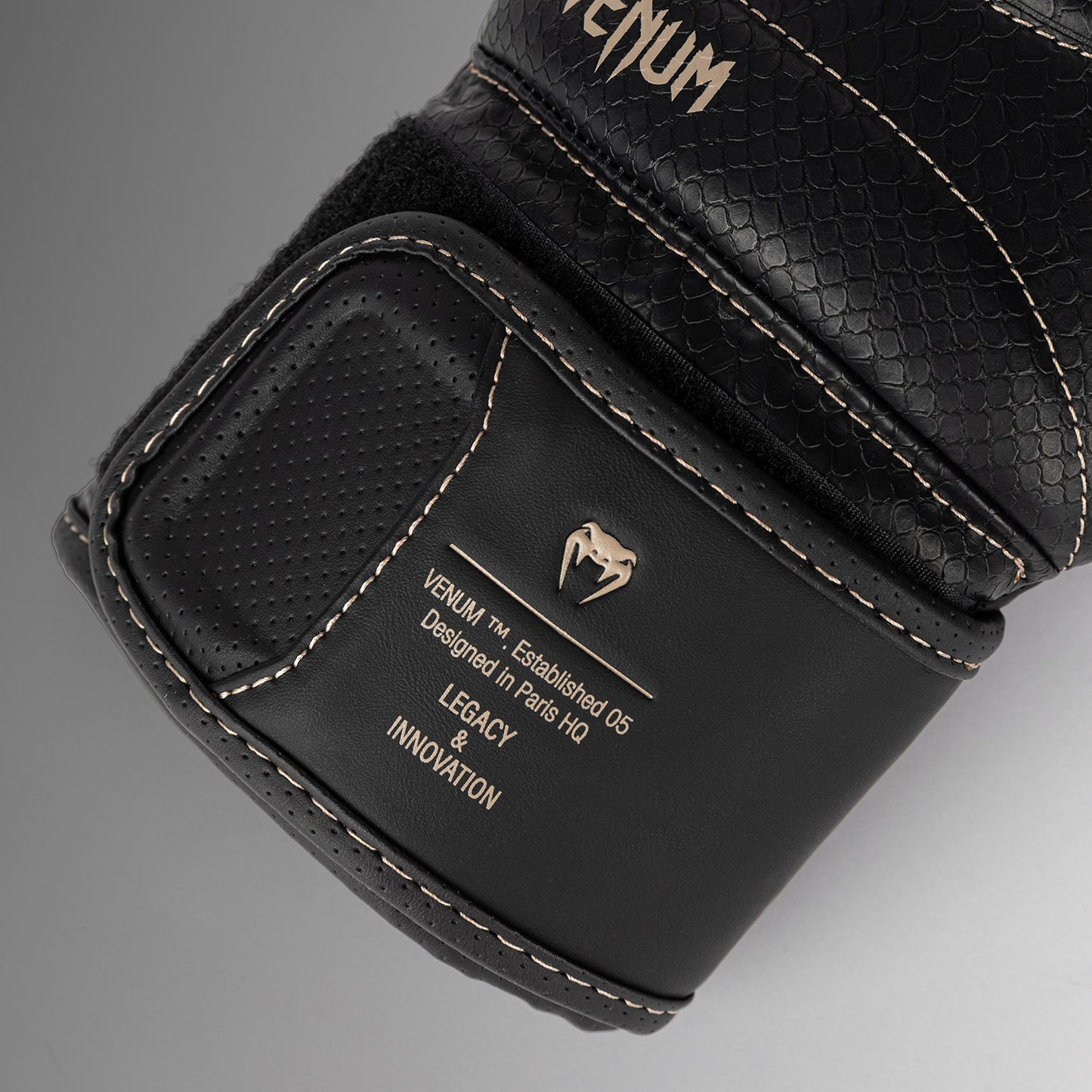 Venum Impact Evo Scales Guanti da boxe – Nero