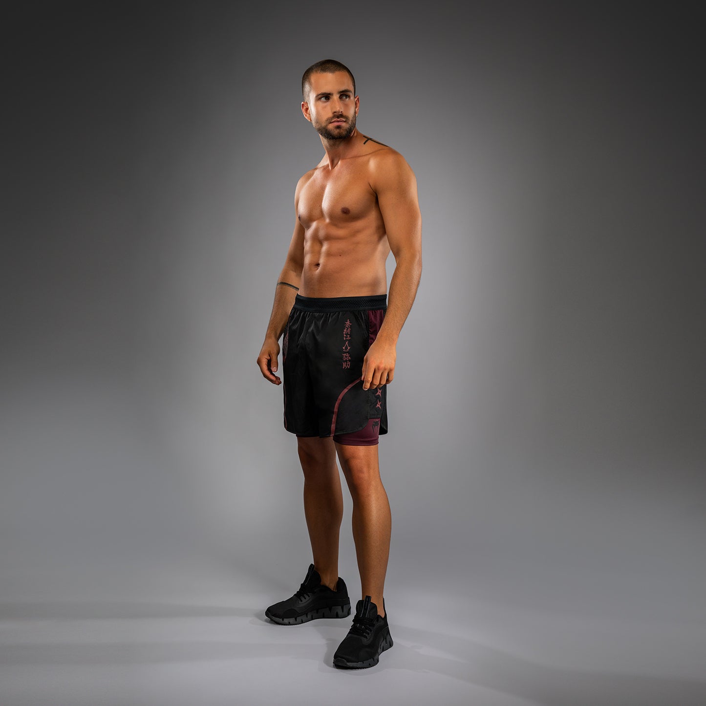 Venum x Assassin’s Creed Shadows Pantaloni da Allenamento da Uomo - Borgogna/Nero