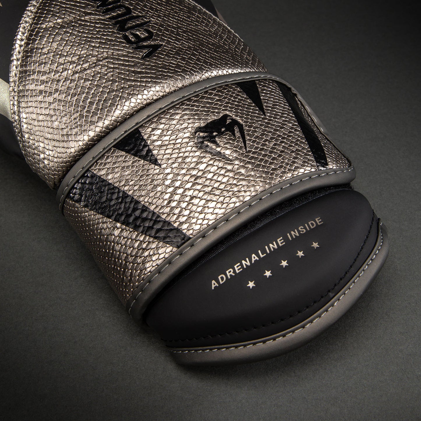 Venum Challenger 4.0 Scales Guantoni da boxe – Argento/Nero
