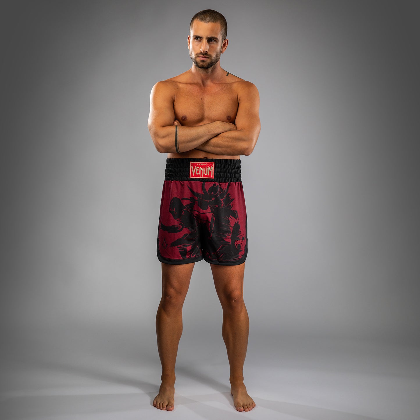 Venum x Assassin’s Creed Shadows Pantaloni da Boxe da Uomo - Borgogna/Nero