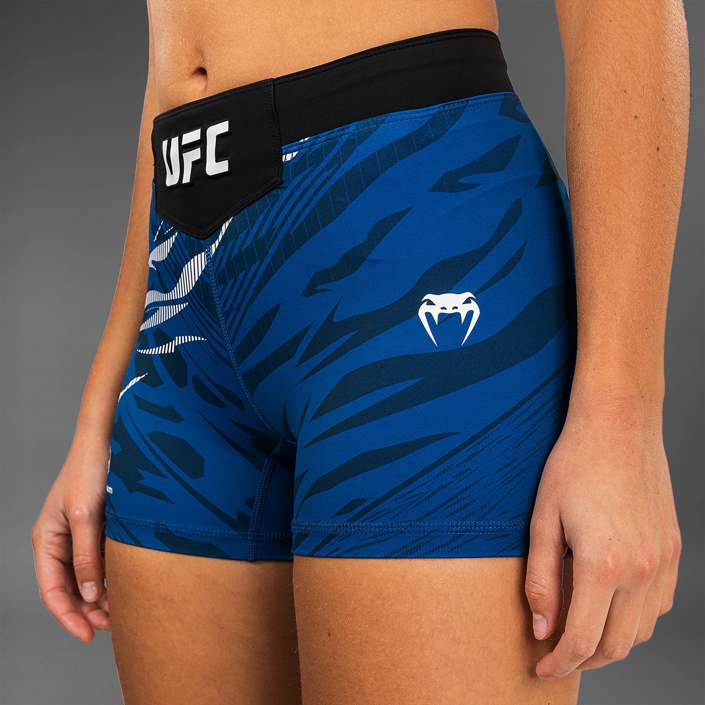 UFC Fusion by Venum Authentic Fight Night Vale Tudo Shorts per Donna - Fit Corto - Blu