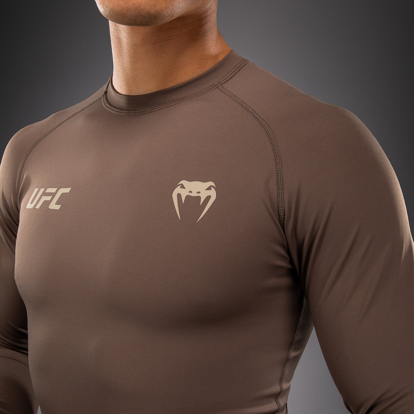 Venum UFC Unity by Venum Authentic Fight Week Rashguard Tecnica a Maniche Lunghe da Uomo - Marrone