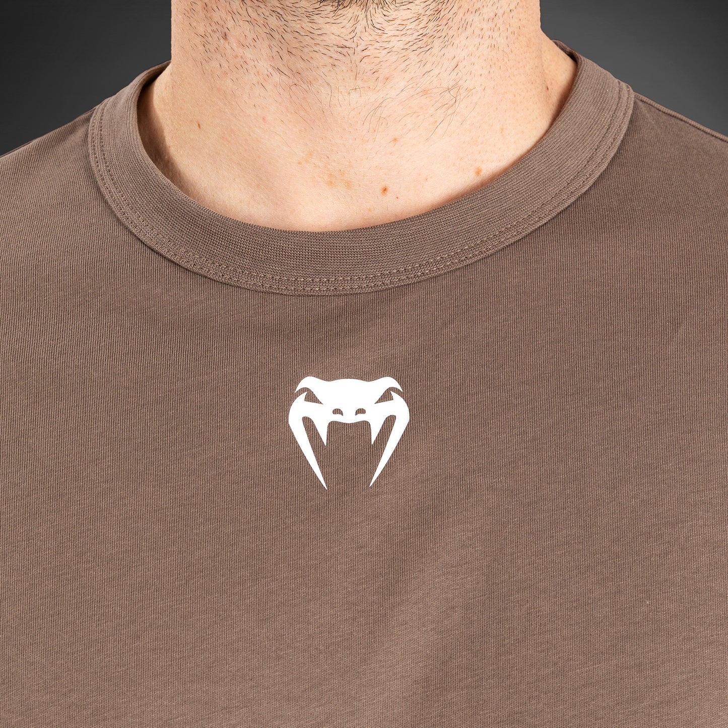 UFC Adrenaline by Venum Fight Week T-Shirt A Maniche Corte da Uomo - Bronzo