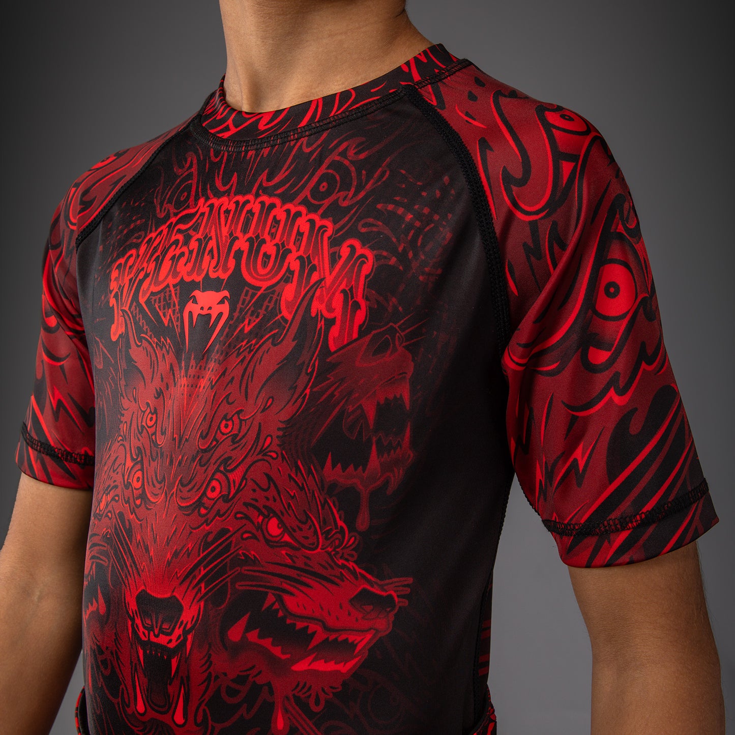 Venum Wolf Atak Rashguard a Maniche Corte Per Bambini – Nero/Rosso