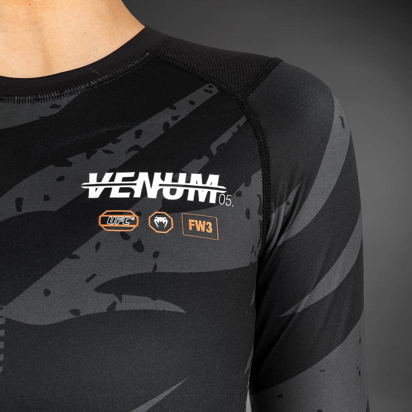 UFC Adrenaline by Venum Fight Week Rashguard A Manica Lunga da Donna - Urban Camo