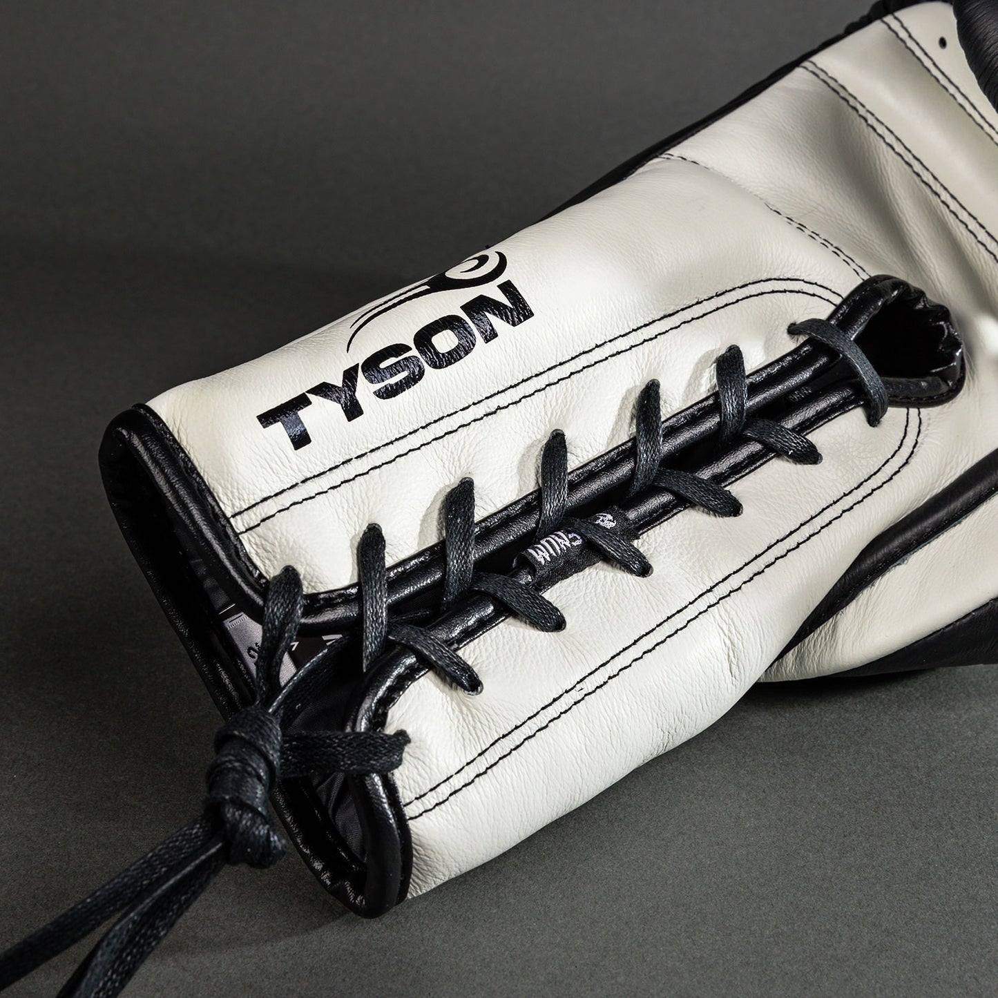 Venum Giant 2.0 Mike Tyson Pro Guanti da boxe con Lacci - Nero Profondo/Bianco Ottico